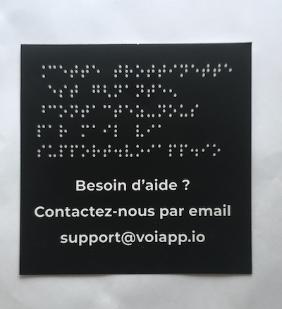 Adhesiu amb escriptura Braille i visible combinades