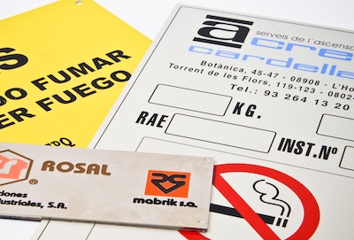 Plaques metal·liques impreses en serigrafia